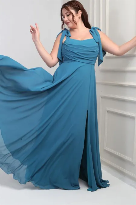 Robe longue en crêpe mousseline de soie, doublée, à col en V et épaules dénudées, disponible en grandes tailles.