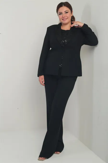 Ensemble 3 pièces grande taille pour femme : chemisier sans manches en dentelle à col pentagonal, veste à un bouton, pantalon palazzo doublé et orné de sequins.