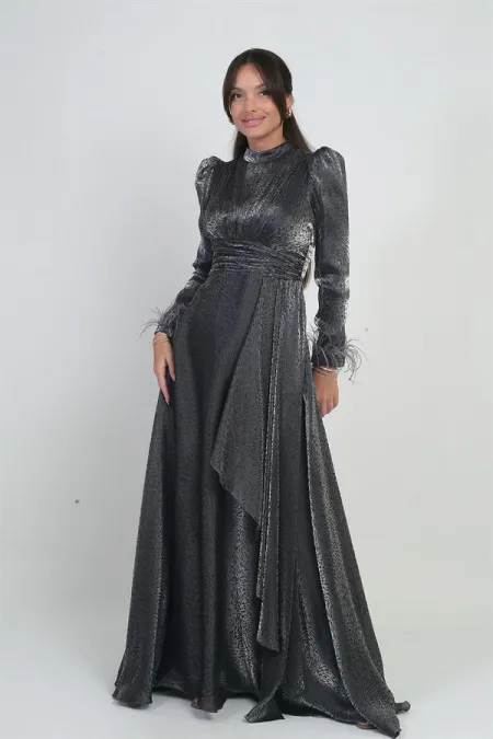 Robe longue évasée pour femme en mousseline Griter avec devant drapé, détails à volants, doublure et manches à plumes.