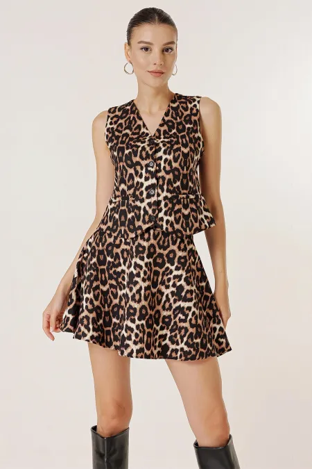 Gilet en satin à motif léopard avec devant boutonné et poches