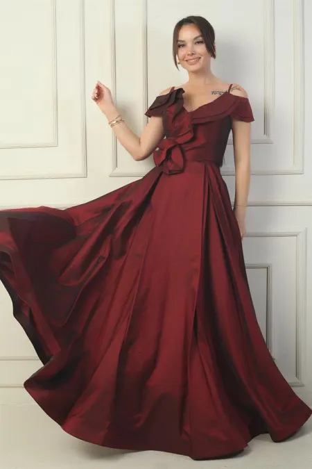 Robe de soirée longue en taffetas à bretelles et col bateau pour femme, ornée de roses, doublée et dotée de poches.