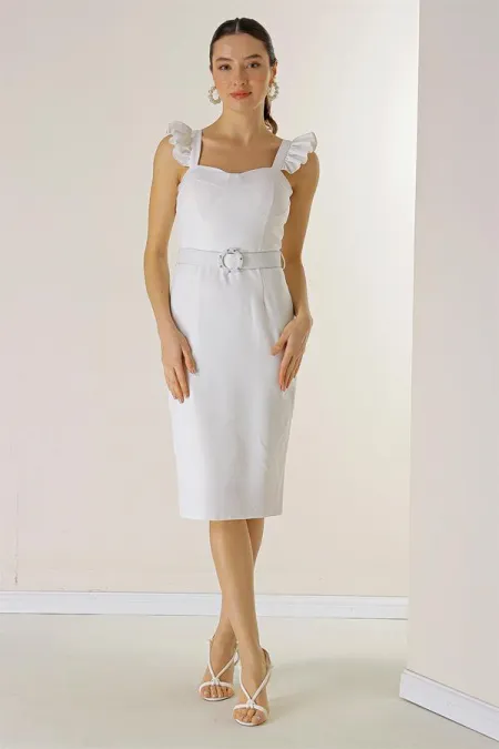 Robe en crêpe à bretelles volantées, détail globe, doublée et ceinturée à la taille