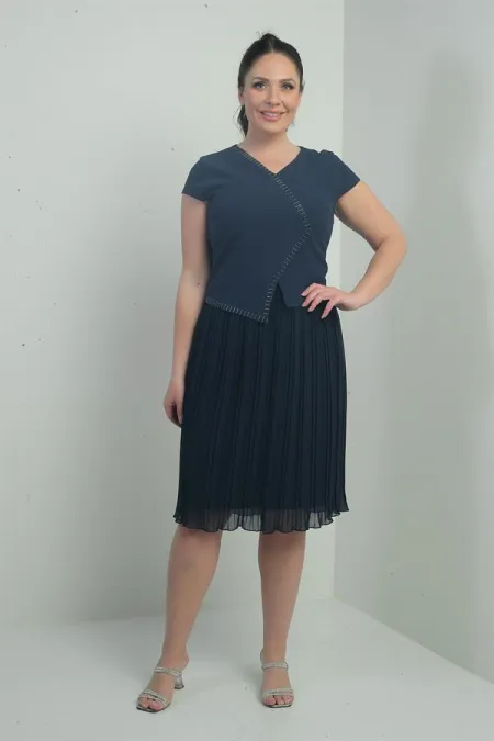 Robe courte grande taille pour femme avec détails en pierre, doublée, entoilée, double jupe et plis en mousseline