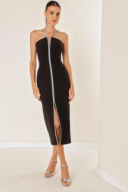 Robe de soirée en crêpe avec doublure et fente sur le devant, détails en pierre