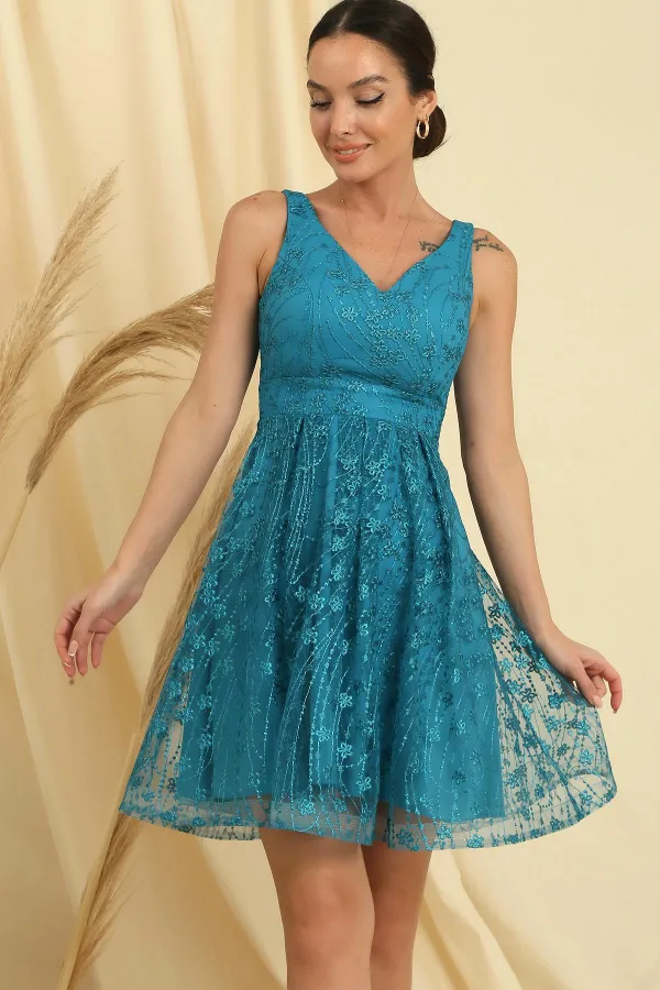 Robe en dentelle doublée à col en V