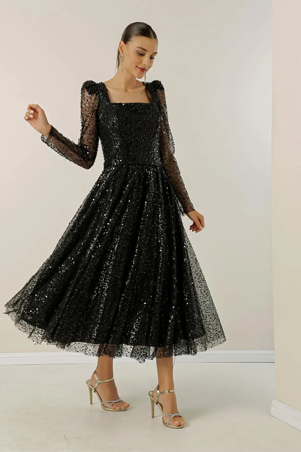 Robe à col carré, manches longues, doublée, sequins et perles