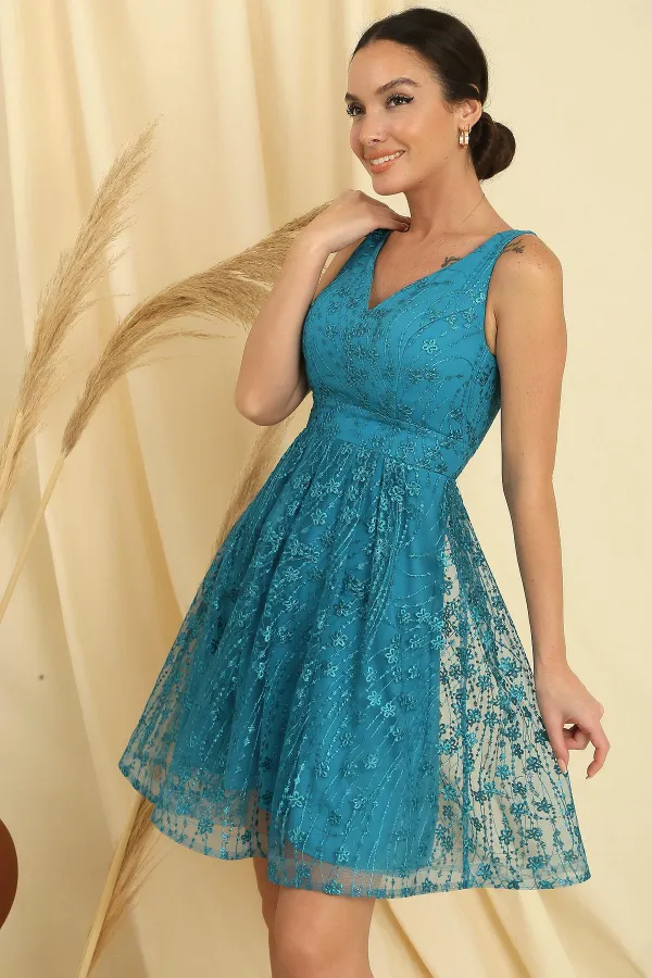 Robe en dentelle doublée à col en V