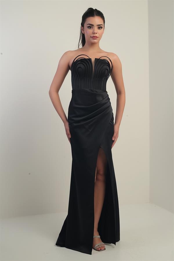 Robe longue en satin doublée sans bretelles avec armatures sur le devant pour femme