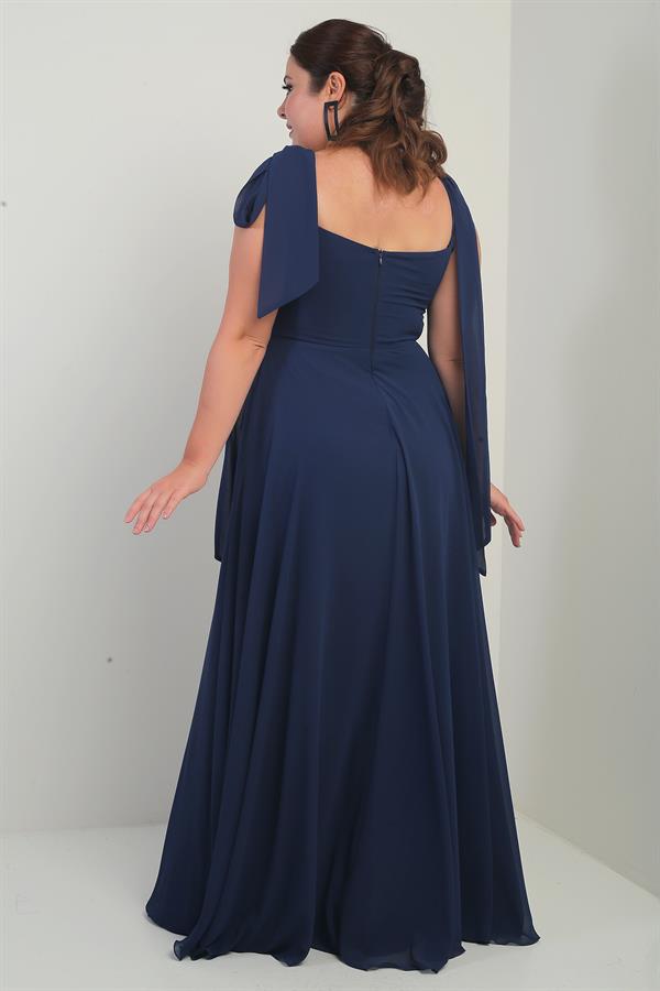 Robe longue en crêpe mousseline de soie, doublée, à col en V et épaules dénudées, disponible en grandes tailles.