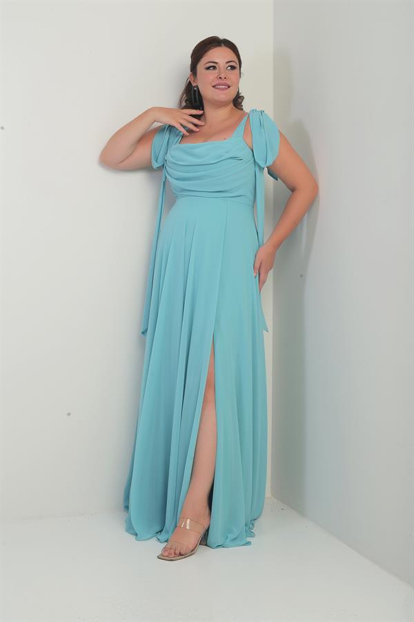 Robe longue en crêpe mousseline de soie, doublée, à col en V et épaules dénudées, disponible en grandes tailles.