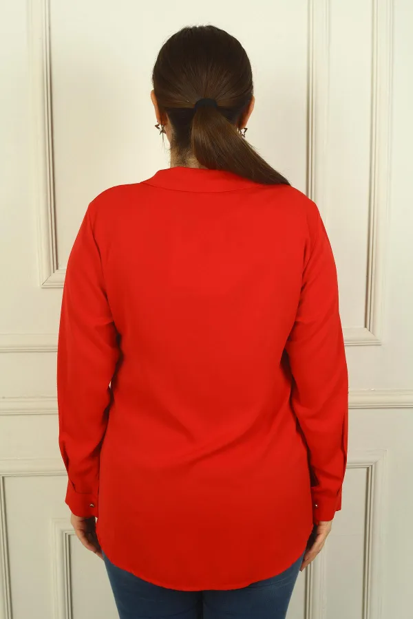 Chemise en crêpe satinée grande taille pour femme, manches repliées et détails en pierre