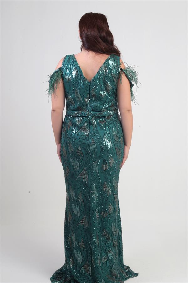 Robe longue grande taille à manches basses ornée de plumes et de sequins.