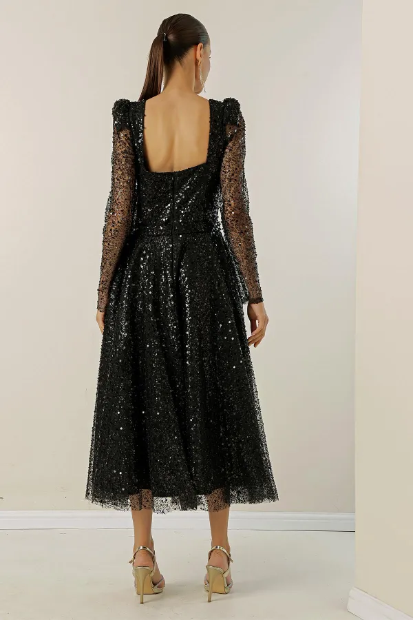 Robe à col carré, manches longues, doublée, sequins et perles