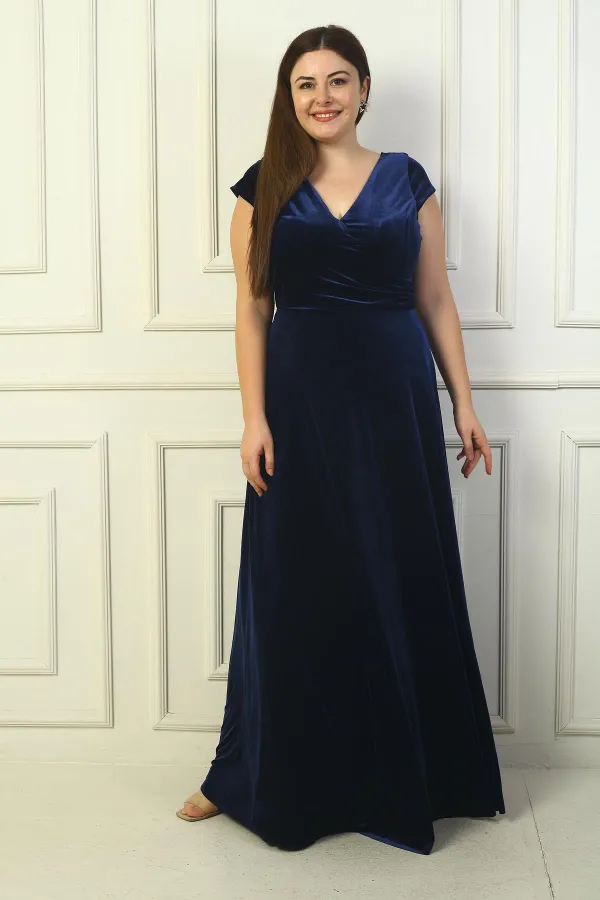 Robe longue en velours grande taille pour femme, avec décolleté en V devant et dos, fronces latérales et manches demi-lune.