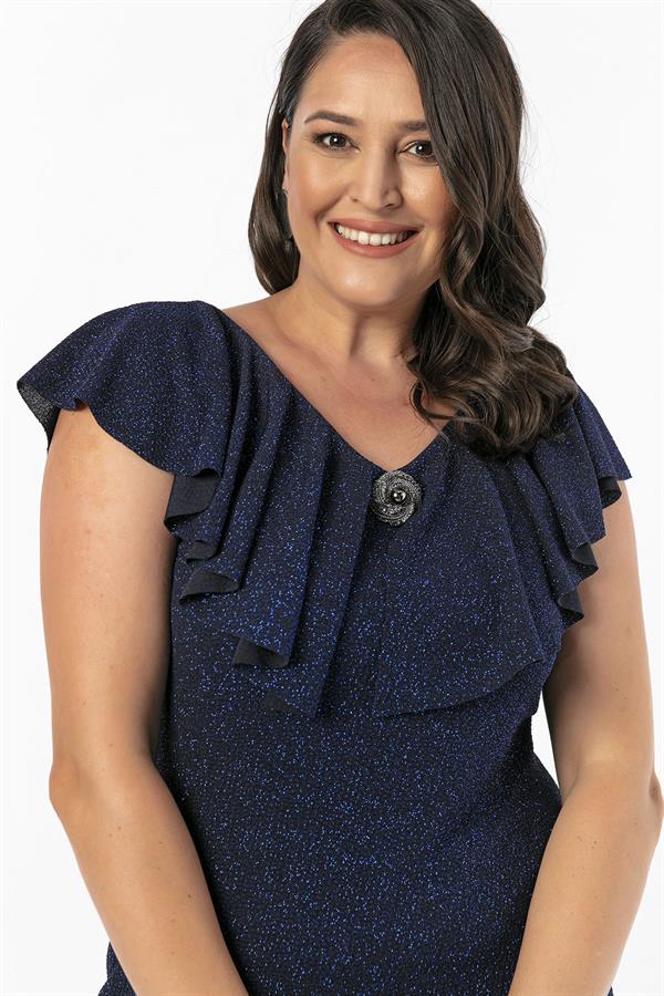 Robe grande taille avec col à volants et broche, ornée de paillettes