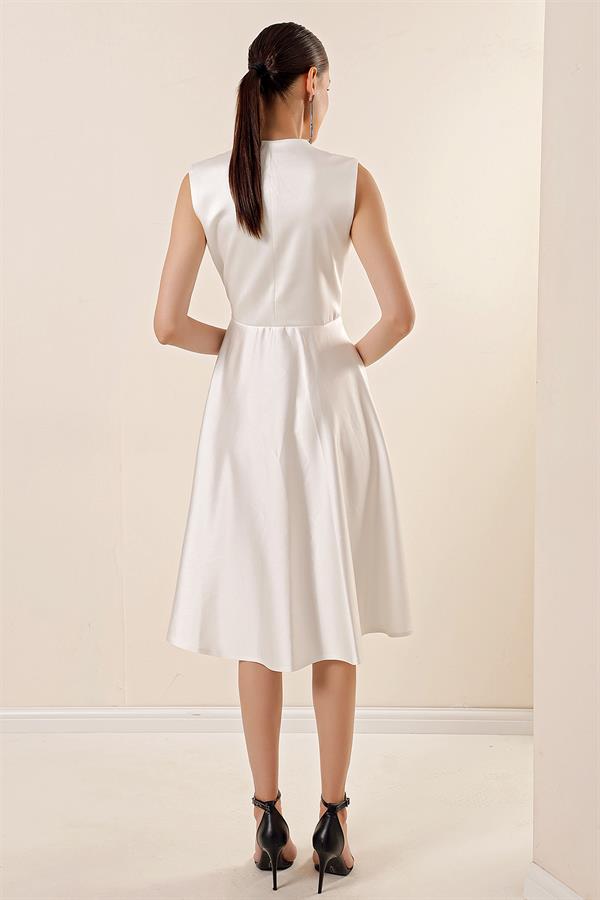 Robe en satin à encolure cache-cœur et laçage