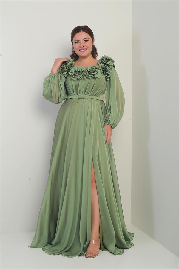 Robe longue BB en mousseline doublée, ceinturée et ornée d'un décolleté Madonna à fleurs