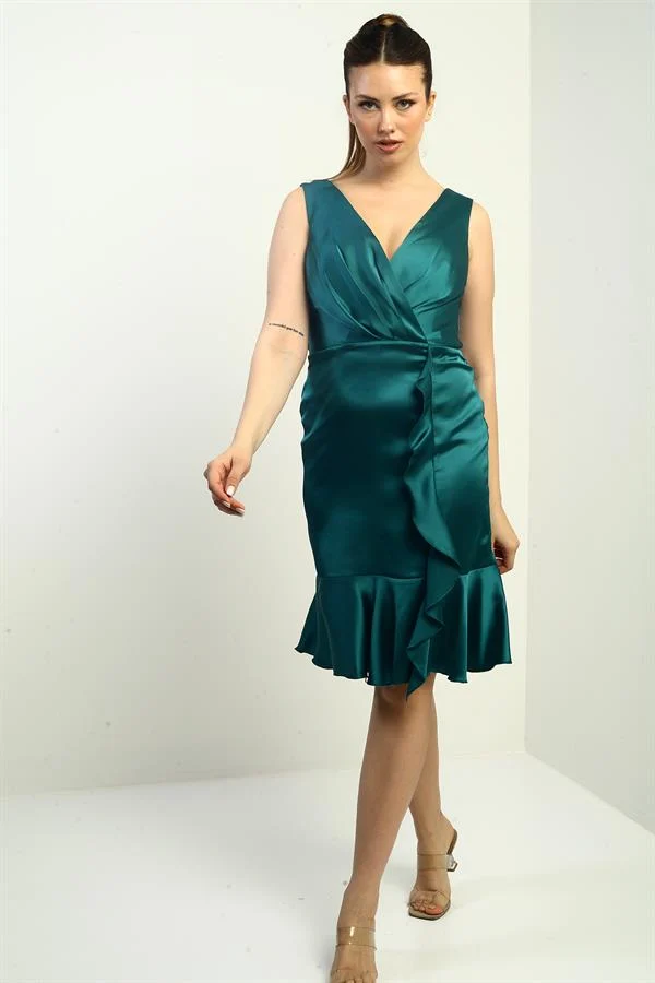 Robe courte en satin pour femme, doublée, à col cache-cœur, drapée sur le devant et ornée de volants.