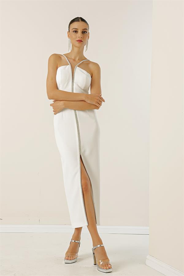 Robe de soirée en crêpe ornée de pierres et fendue sur le devant, doublée.