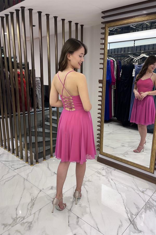 Robe courte évasée en mousseline de soie doublée avec bretelles en corde dans le dos et fenêtre devant