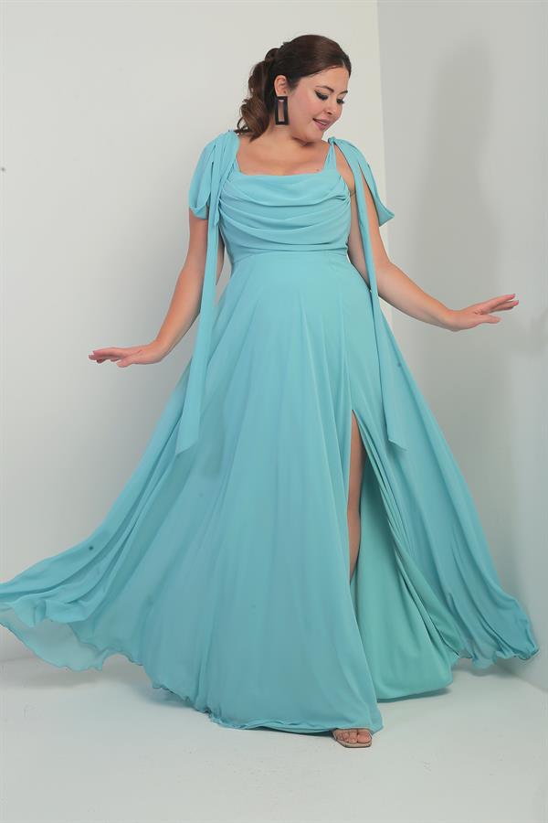 Robe longue en crêpe mousseline de soie, doublée, à col en V et épaules dénudées, disponible en grandes tailles.