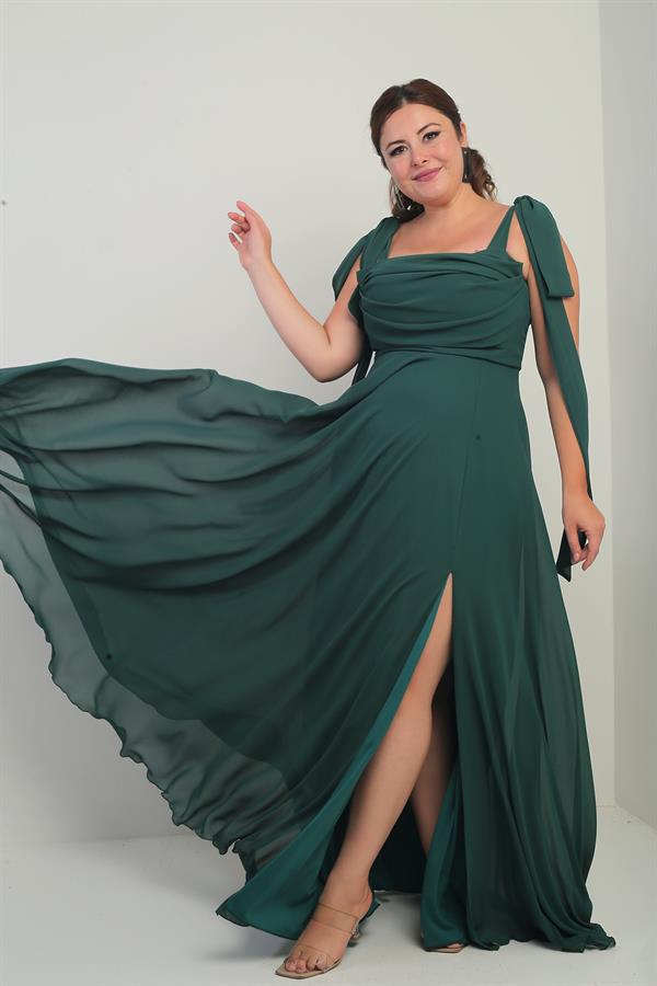 Robe longue en crêpe mousseline de soie, doublée, à col en V et épaules dénudées, disponible en grandes tailles.