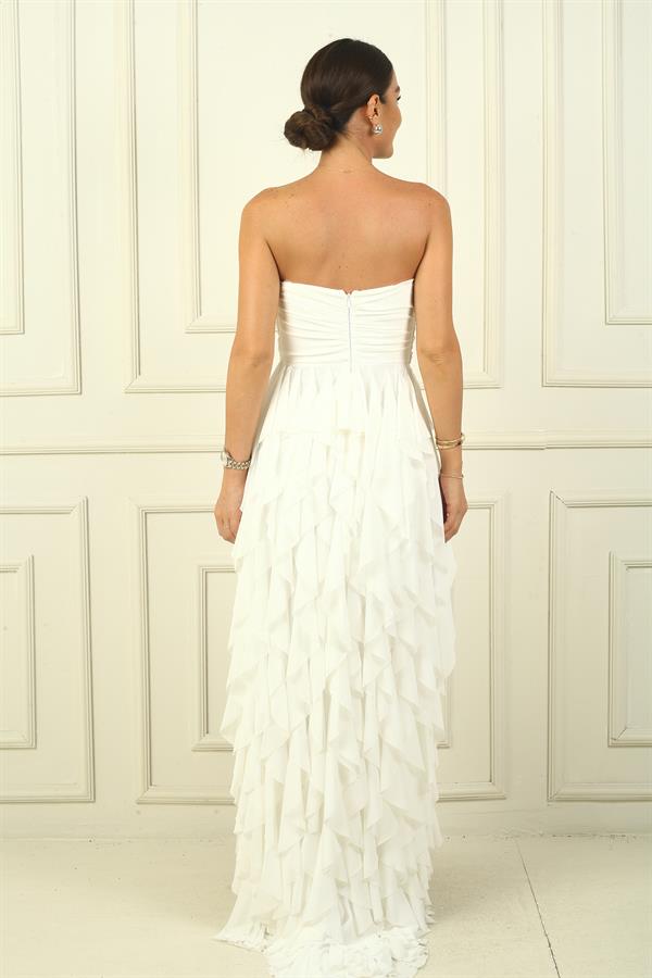 Robe longue bustier en tulle avec détails en pierres sur le devant, drapée, doublée, avec fentes latérales et volants.