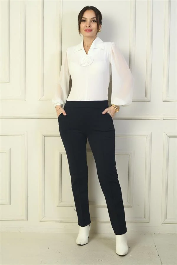 Pantalon classique pour femme, taille élastique, poches latérales, entièrement en Lycra, jambes renforcées.