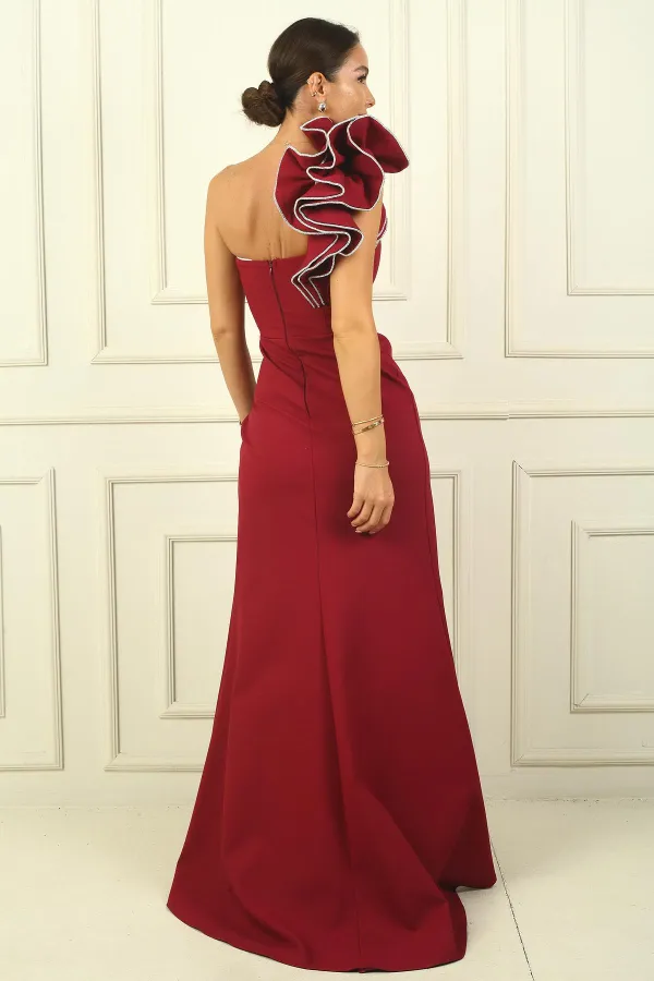 Robe sirène asymétrique en crêpe doublée avec détails en pierres scintillantes