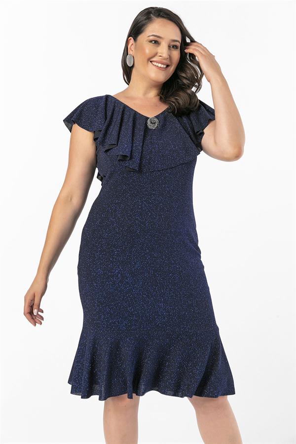 Robe grande taille avec col à volants et broche, ornée de paillettes