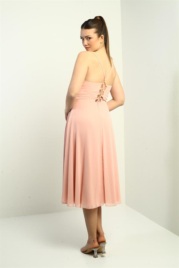 Robe en mousseline évasée à bretelles croisées et dos lacé, doublée, avec encolure cache-cœur et bretelles.