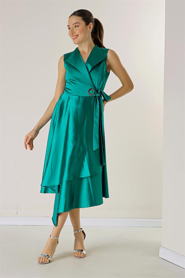 Robe en satin à encolure cache-cœur et laçage