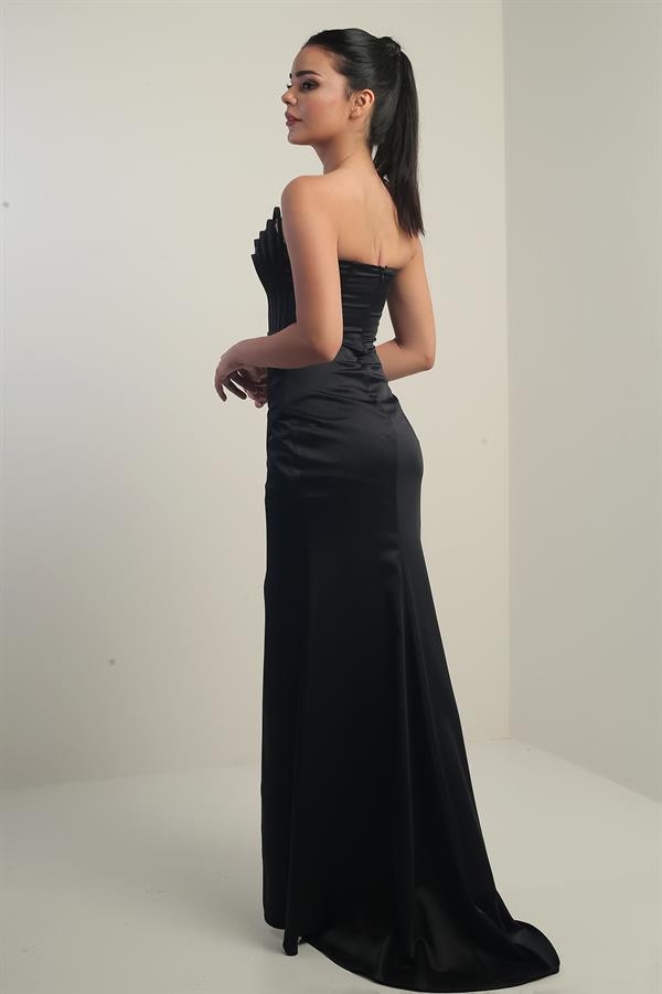 Robe longue en satin doublée sans bretelles avec armatures sur le devant pour femme