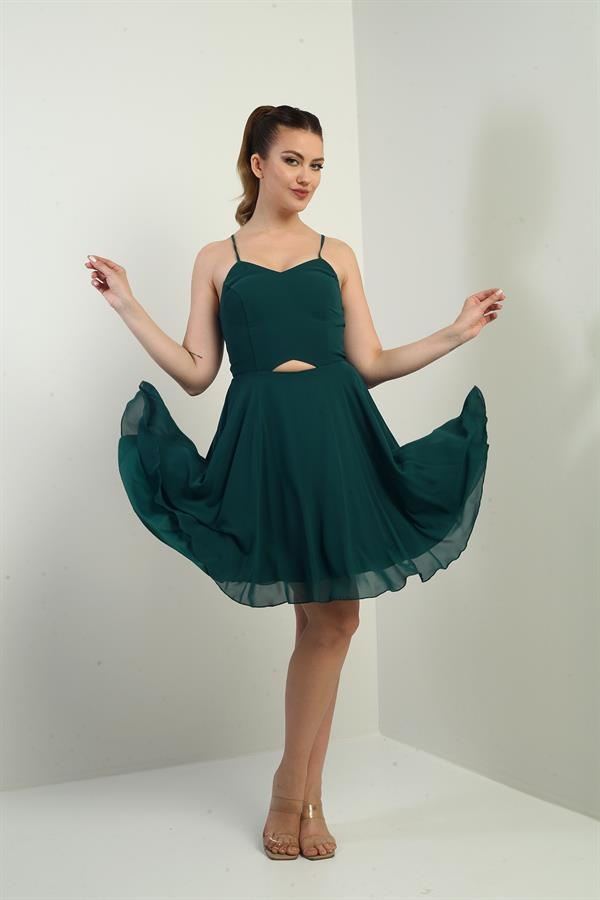 Robe courte évasée en mousseline de soie doublée avec bretelles en corde dans le dos et fenêtre devant