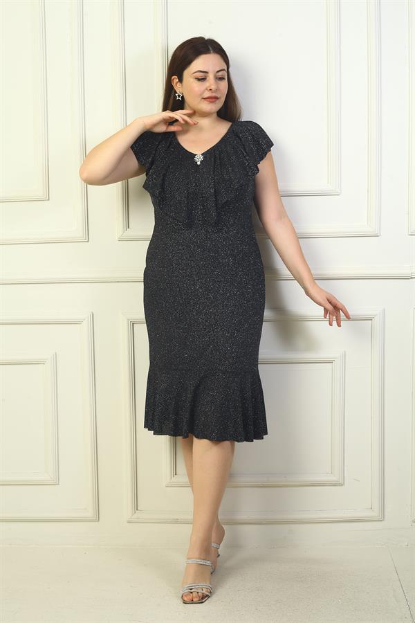 Volanlı Yaka Broşlu Simli Büyük Beden Elbise