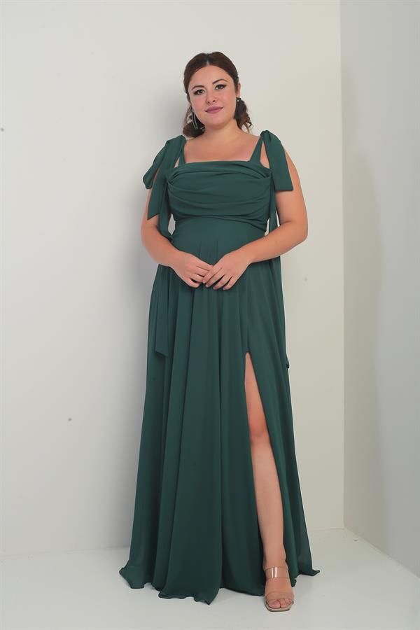 Robe longue en crêpe mousseline de soie, doublée, à col en V et épaules dénudées, disponible en grandes tailles.