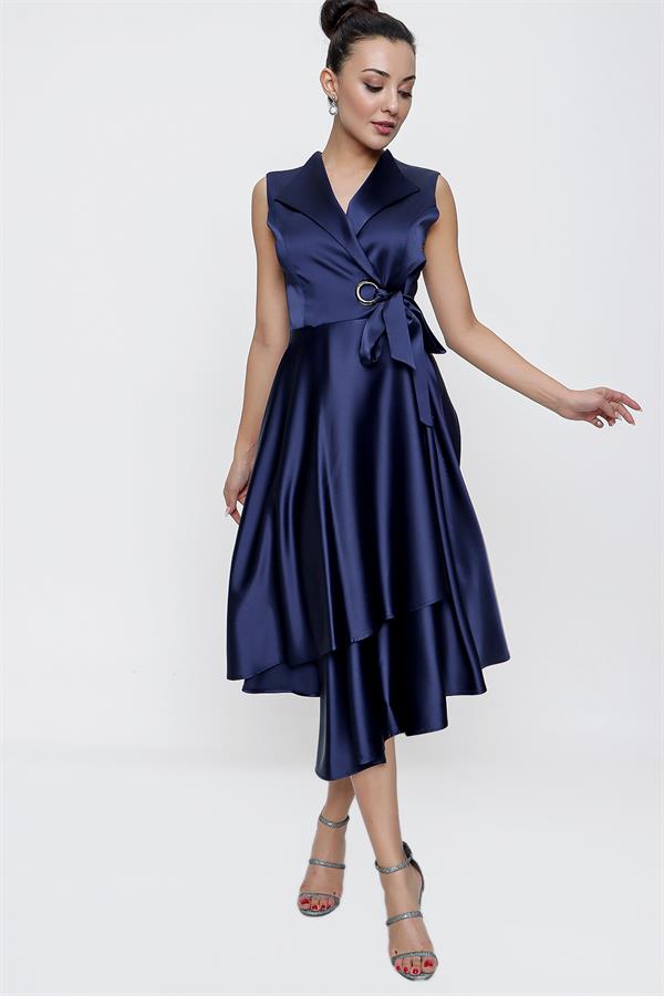 Robe en satin à encolure cache-cœur et laçage