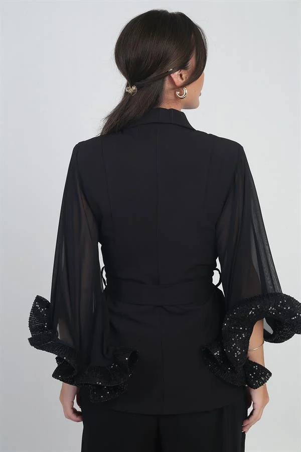 Veste croisée pour femme avec ceinture à la taille, doublure en mousseline et manches à volants ornées de sequins.