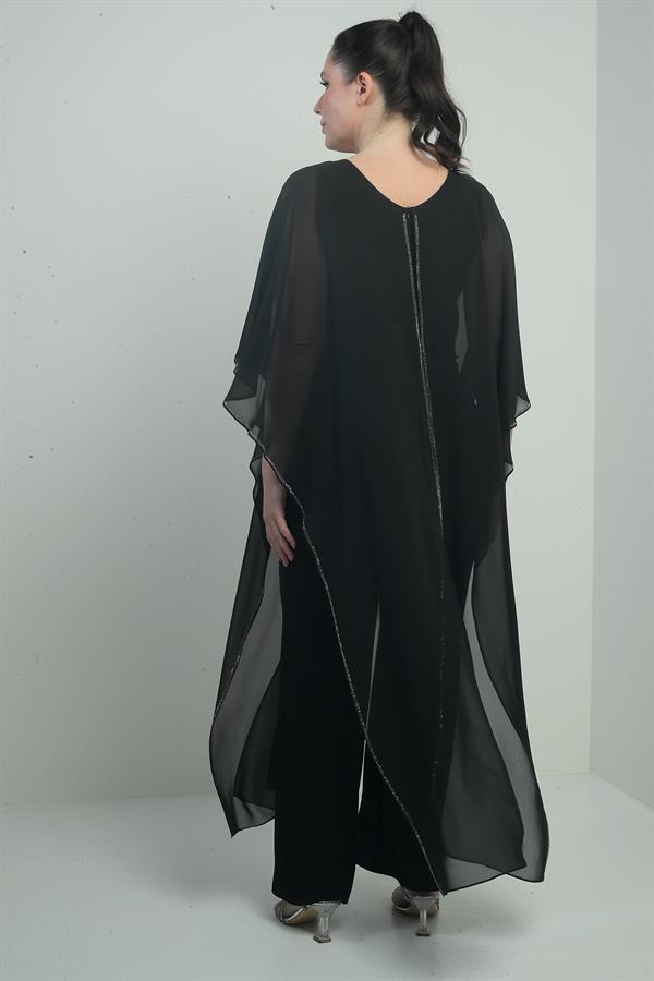 Combinaison grande taille pour femme avec haut en mousseline, détails en pierre, jambes larges et conception en lycra.