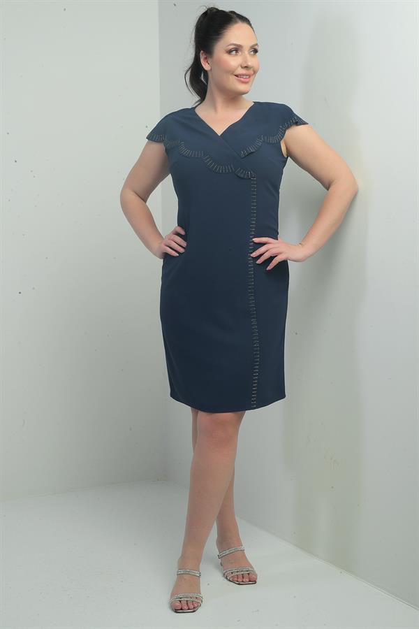 Robe courte grande taille pour femme, ornée de pierres au col, découpée au laser et doublée.