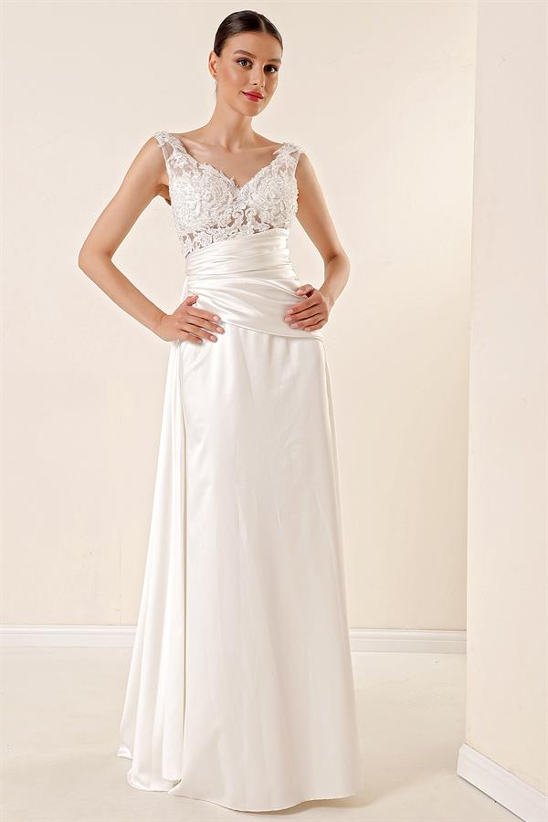 Robe longue en satin ornée de dentelle perlée, drapée de façon transparente et doublée.