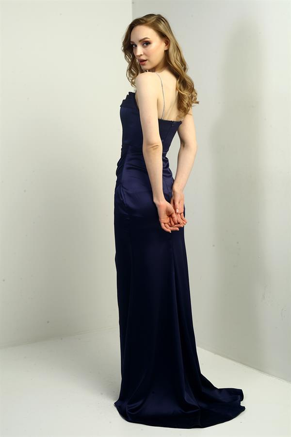 Kadın Parlak İp Askılı Derin Yırtmaçlı Önü Büzgülü Pileli Uzun Saten Abiye Elbise