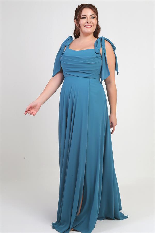 Robe longue en crêpe mousseline de soie, doublée, à col en V et épaules dénudées, disponible en grandes tailles.