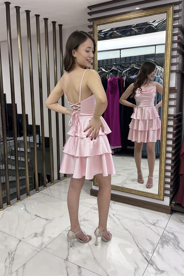 Robe courte en satin pour femme avec jupe à volants et bretelles en corde dans le dos