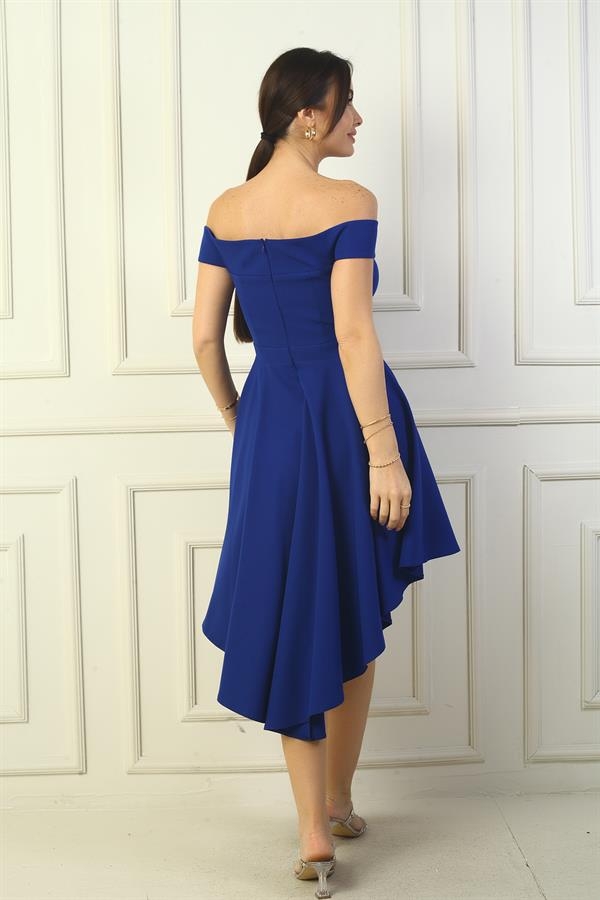 Robe courte évasée en crêpe doublée, décolleté Madonna, devant court, dos long.