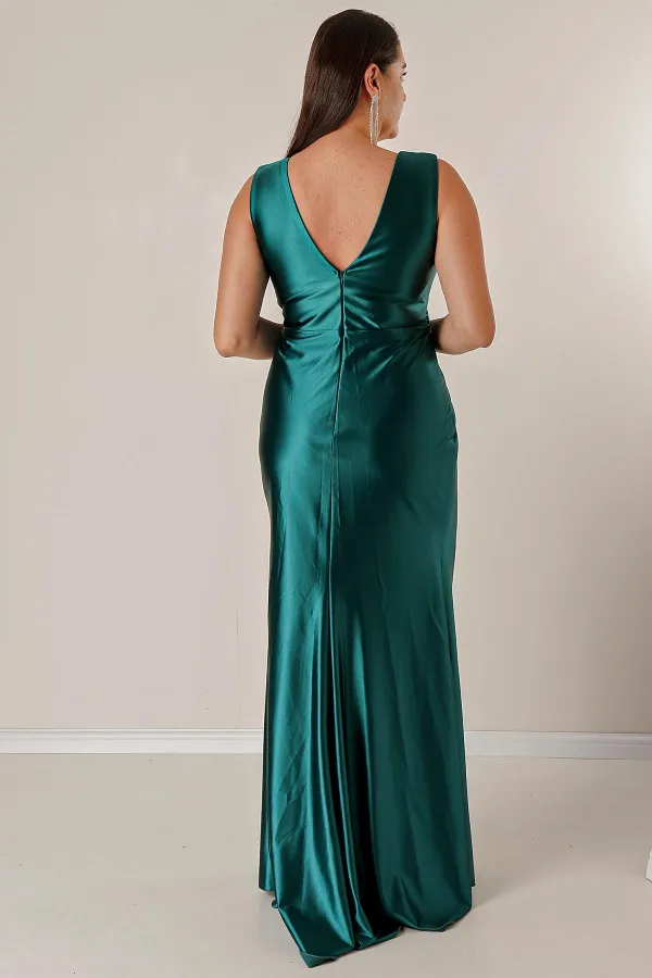 Robe longue en satin grande taille, drapée sur le devant, avec détails perlés et doublée