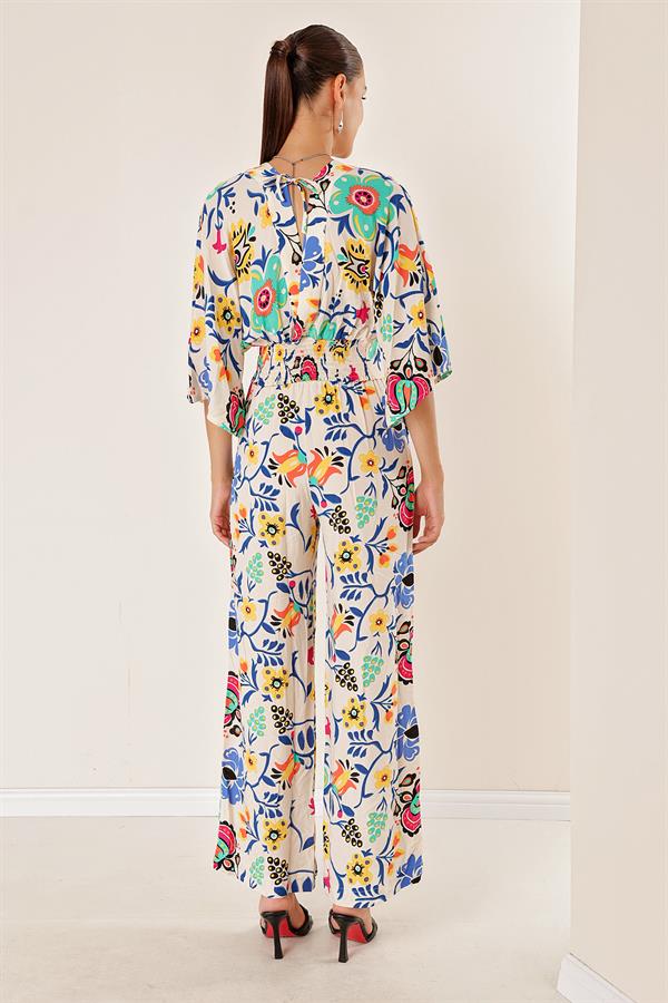 Ensemble deux pièces : pantalon palazzo à taille élastique, poches, col en V devant et dos, crop top à motif floral.