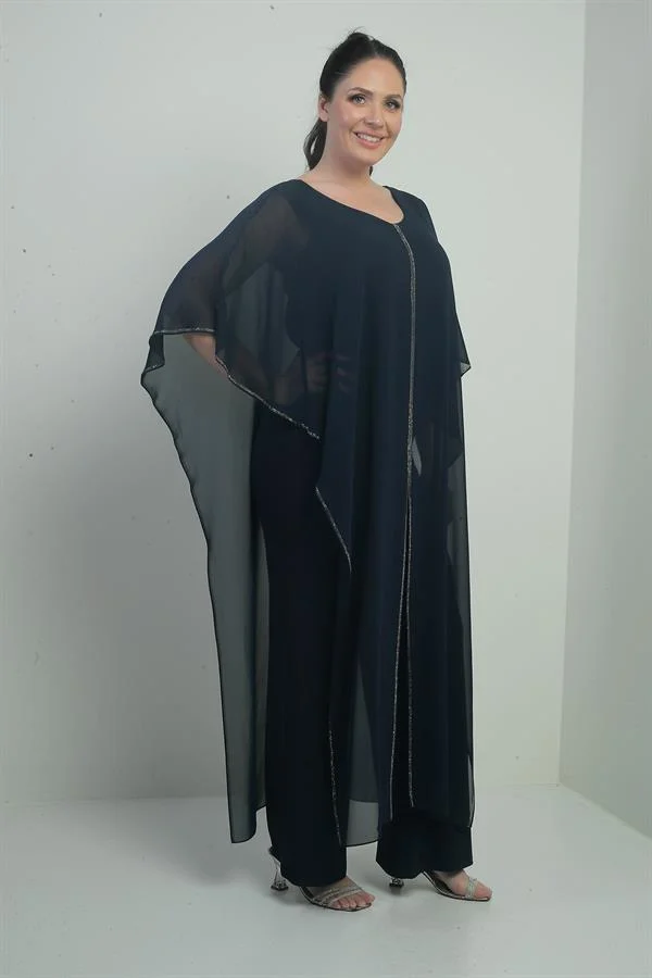 Combinaison grande taille pour femme avec haut en mousseline, détails en pierre, jambes larges et conception en lycra.