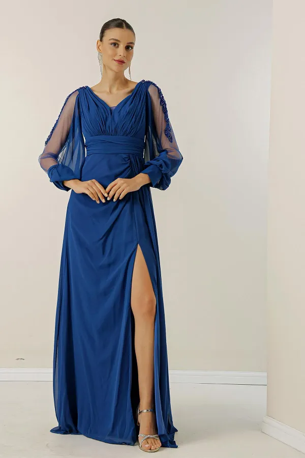Robe longue en mousseline de soie, col en V, drapée sur le devant, doublée, manches détaillées en tulle guipure, taille large