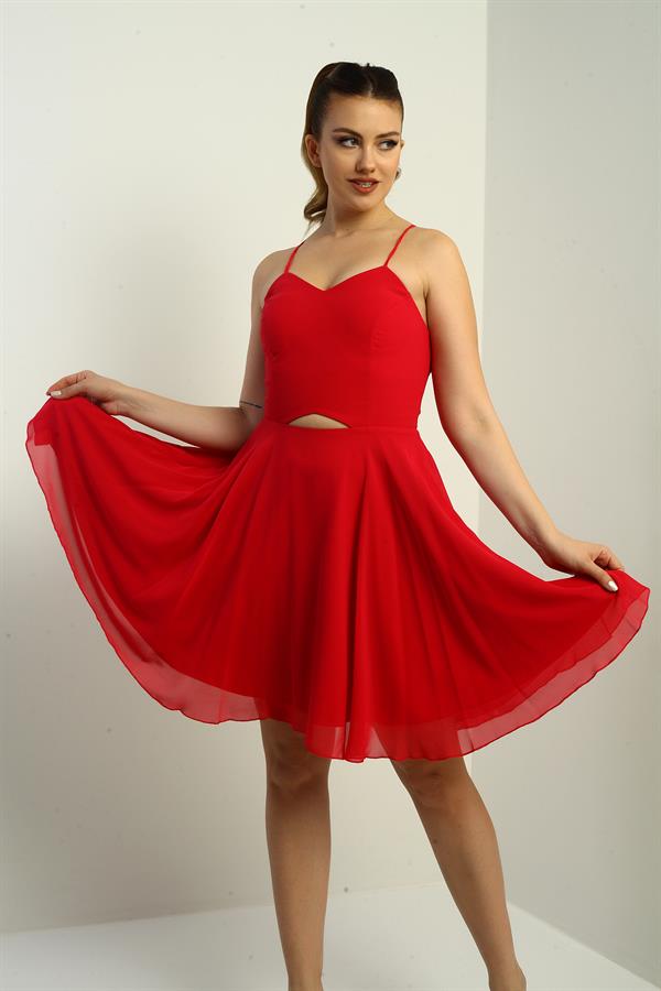 Robe courte évasée en mousseline doublée, à bretelles, à nouer dans le dos et à ouverture sur le devant